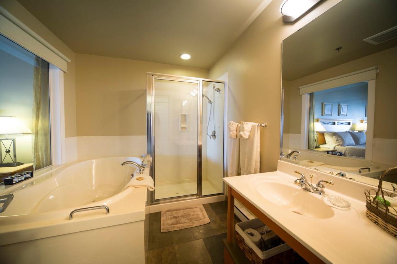 Sidney Waterfront Inn & Suites Esterno foto