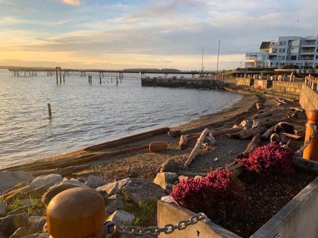 Sidney Waterfront Inn & Suites Esterno foto