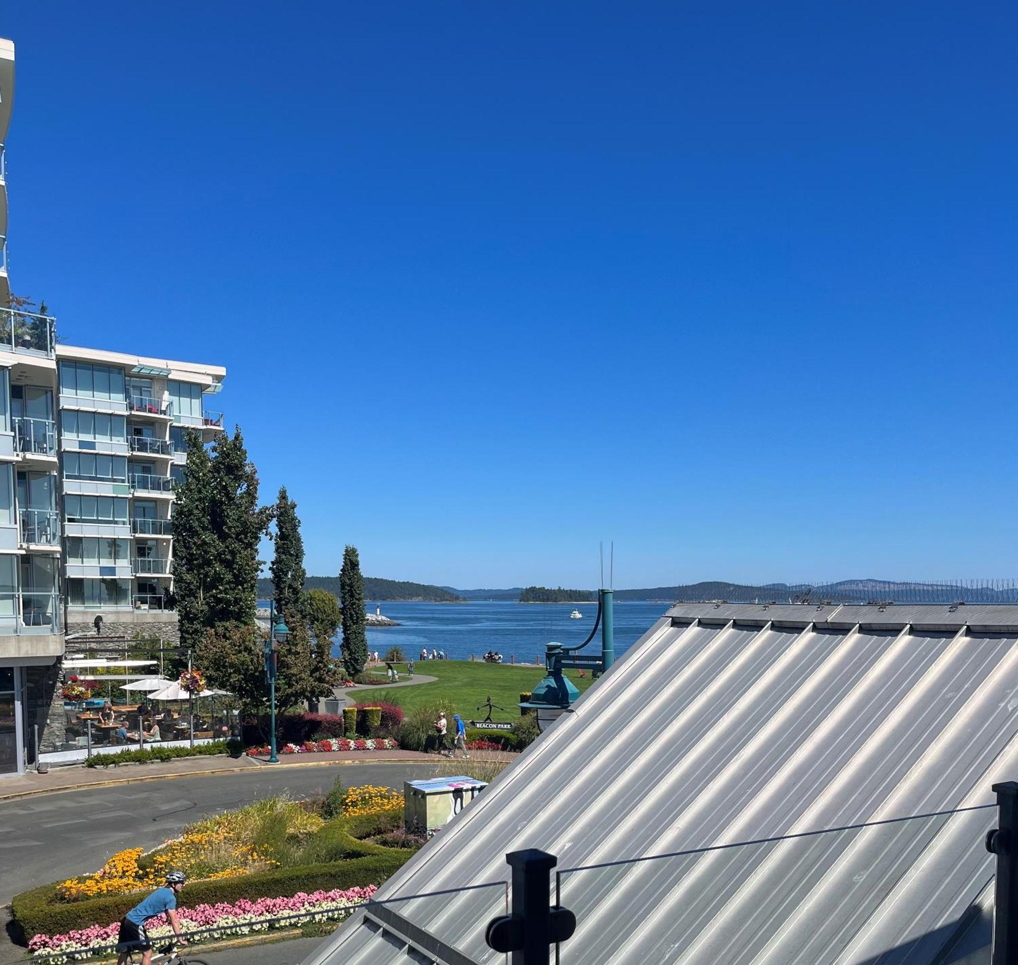 Sidney Waterfront Inn & Suites Esterno foto