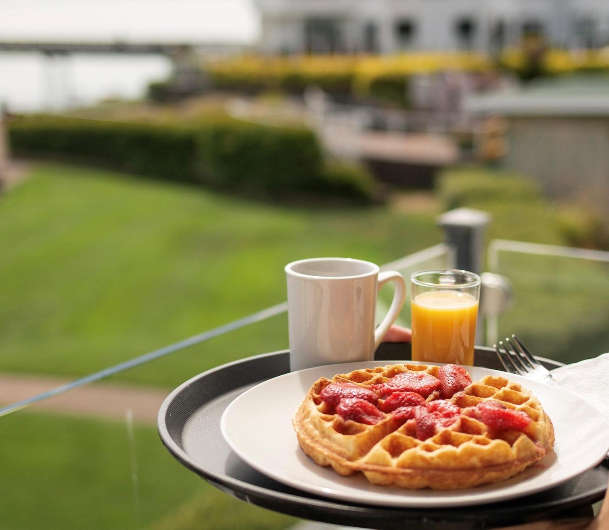 Sidney Waterfront Inn & Suites Esterno foto