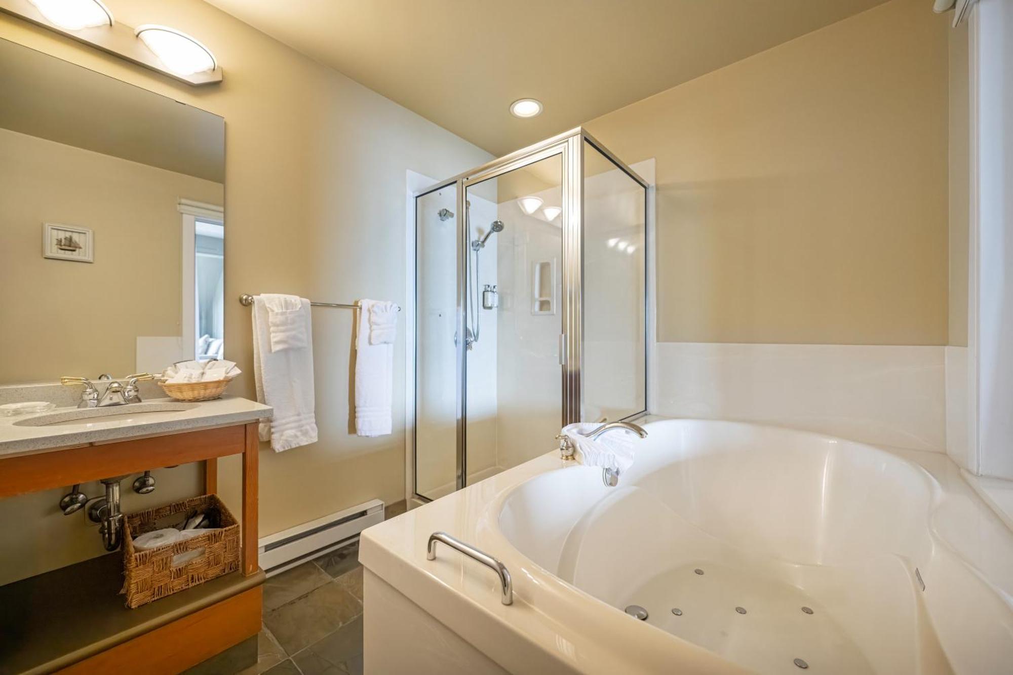 Sidney Waterfront Inn & Suites Esterno foto