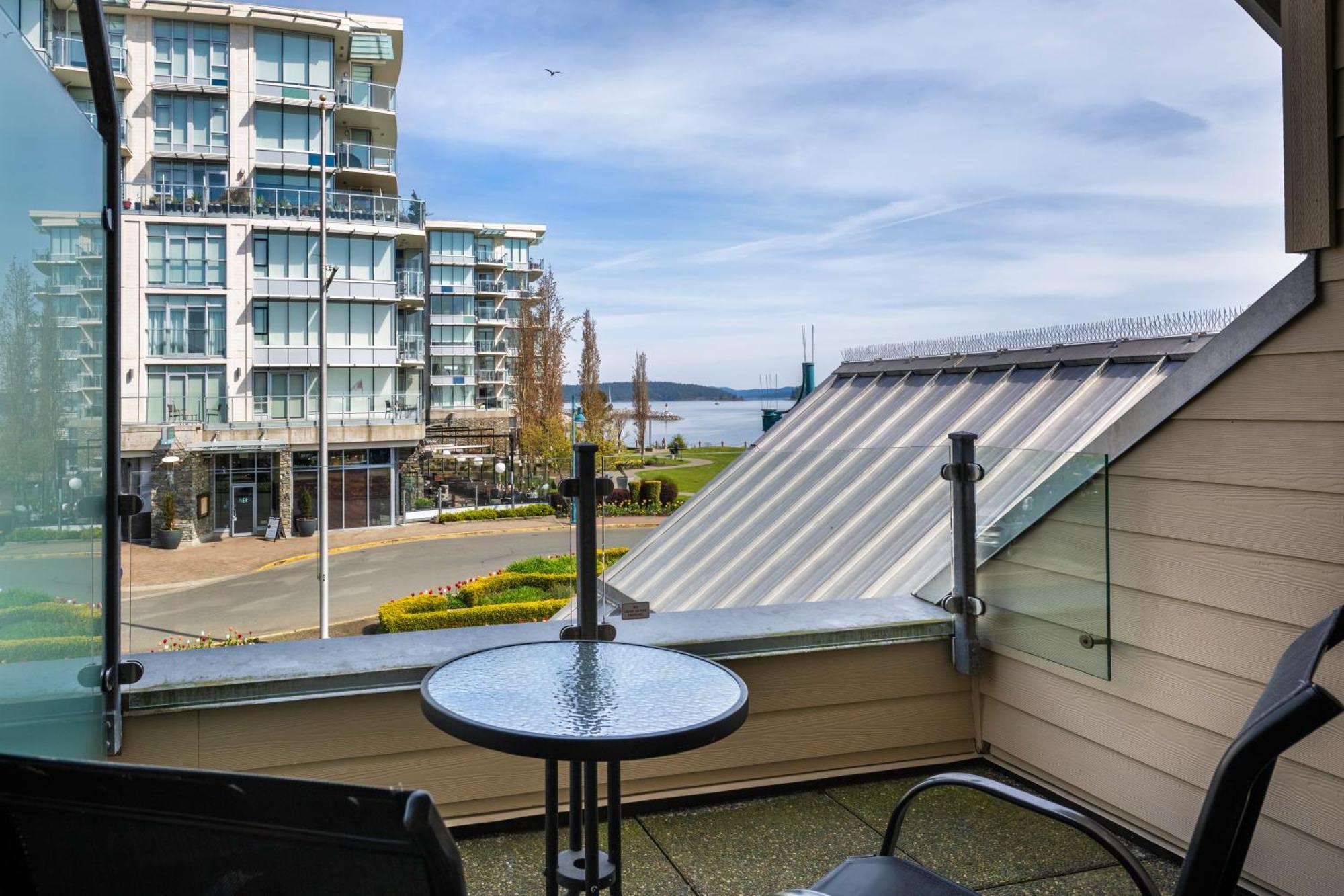 Sidney Waterfront Inn & Suites Esterno foto