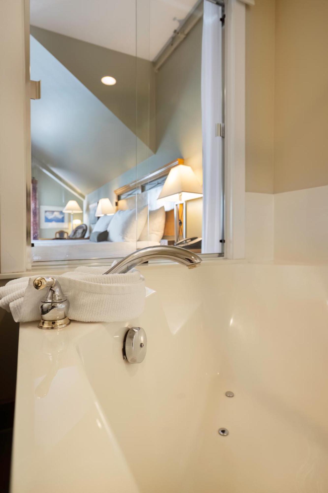 Sidney Waterfront Inn & Suites Esterno foto