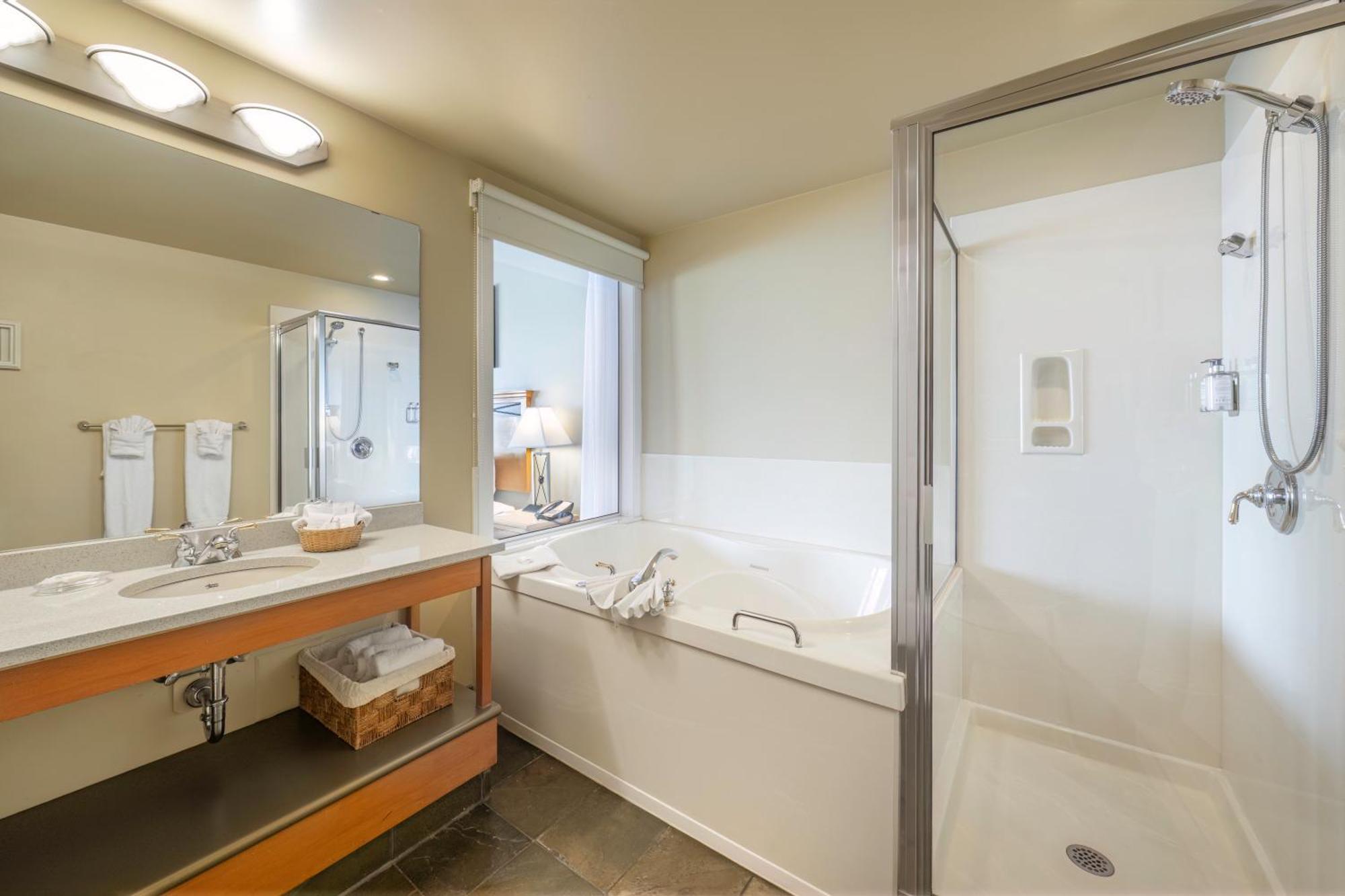 Sidney Waterfront Inn & Suites Esterno foto