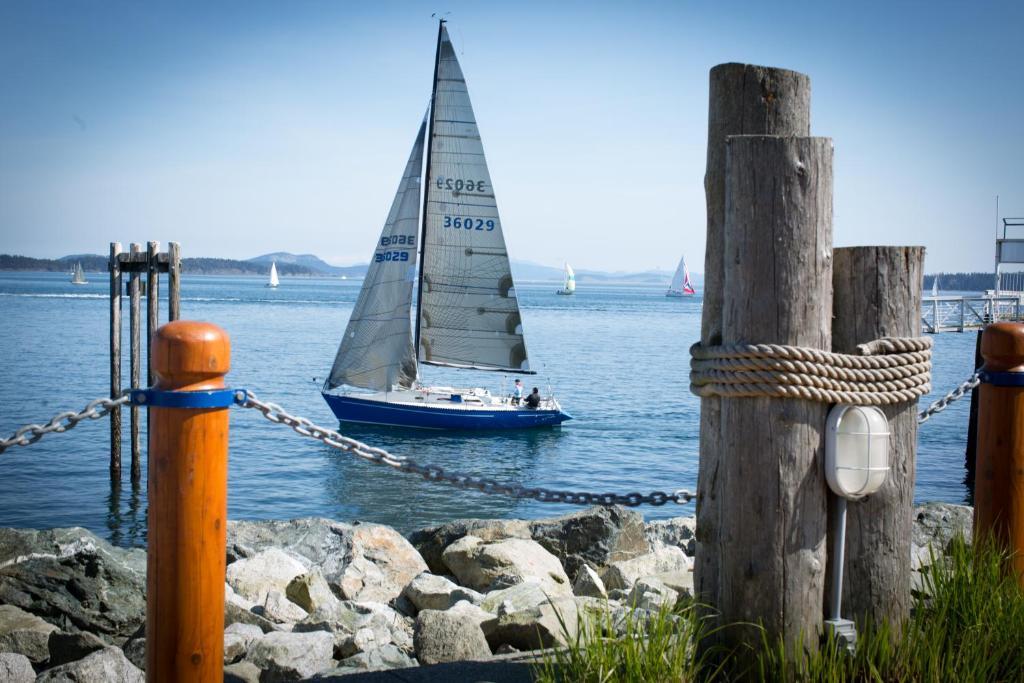 Sidney Waterfront Inn & Suites Esterno foto