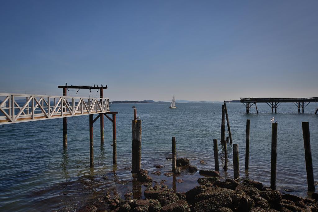 Sidney Waterfront Inn & Suites Esterno foto